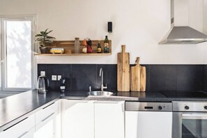 Réfrigérateur, micro-ondes, four, plaque de cuisson