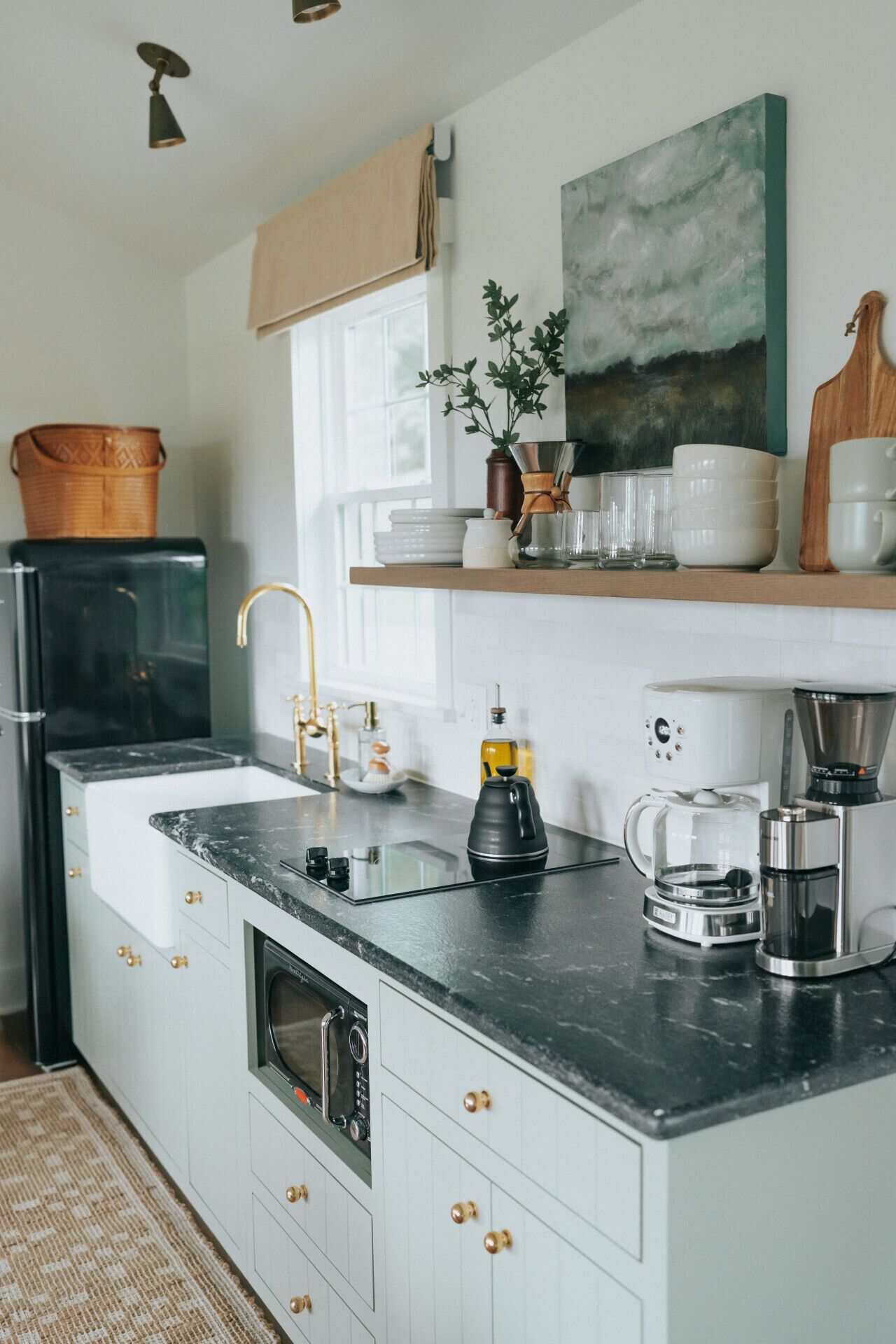 Réfrigérateur, micro-ondes, cafetière/bouilloire, grille-pain