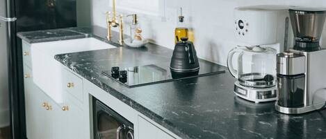 Frigorífic, microones, cafetera i tetera i torradora