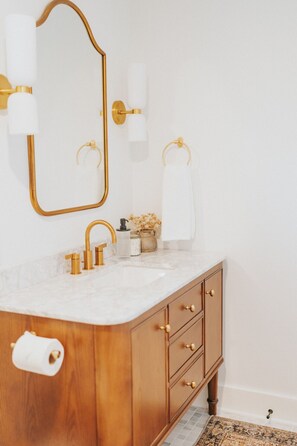 SĂšche-cheveux, serviettes fournies