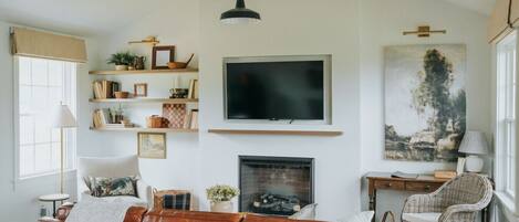 TV connectée, cheminée, livres