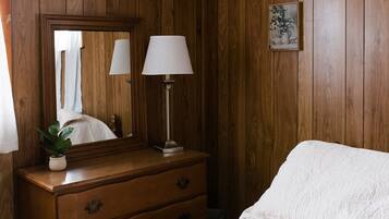 2 makuuhuonetta, työpöytä, ilmainen Wi-Fi, vuodevaatteet