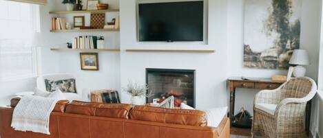 TV connectée, cheminée, livres