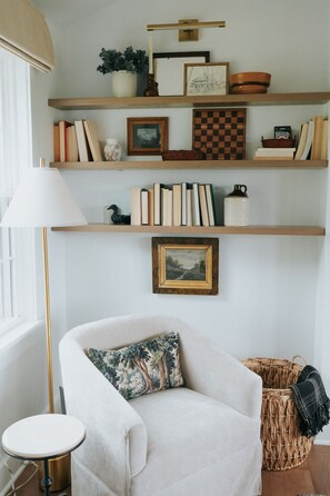 Smart TV, caminetto, libri