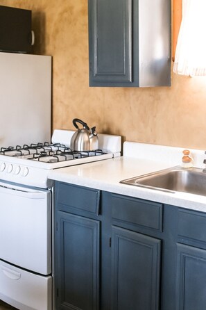 Refrigerador, microondas, horno y cafetera y tetera 