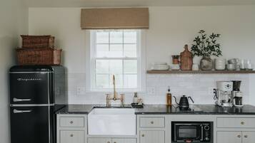 Een koelkast, een magnetron, een kookplaat