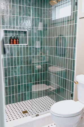 SĂšche-cheveux, serviettes fournies