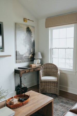 Televisor intel·ligent, llar de foc i llibres 