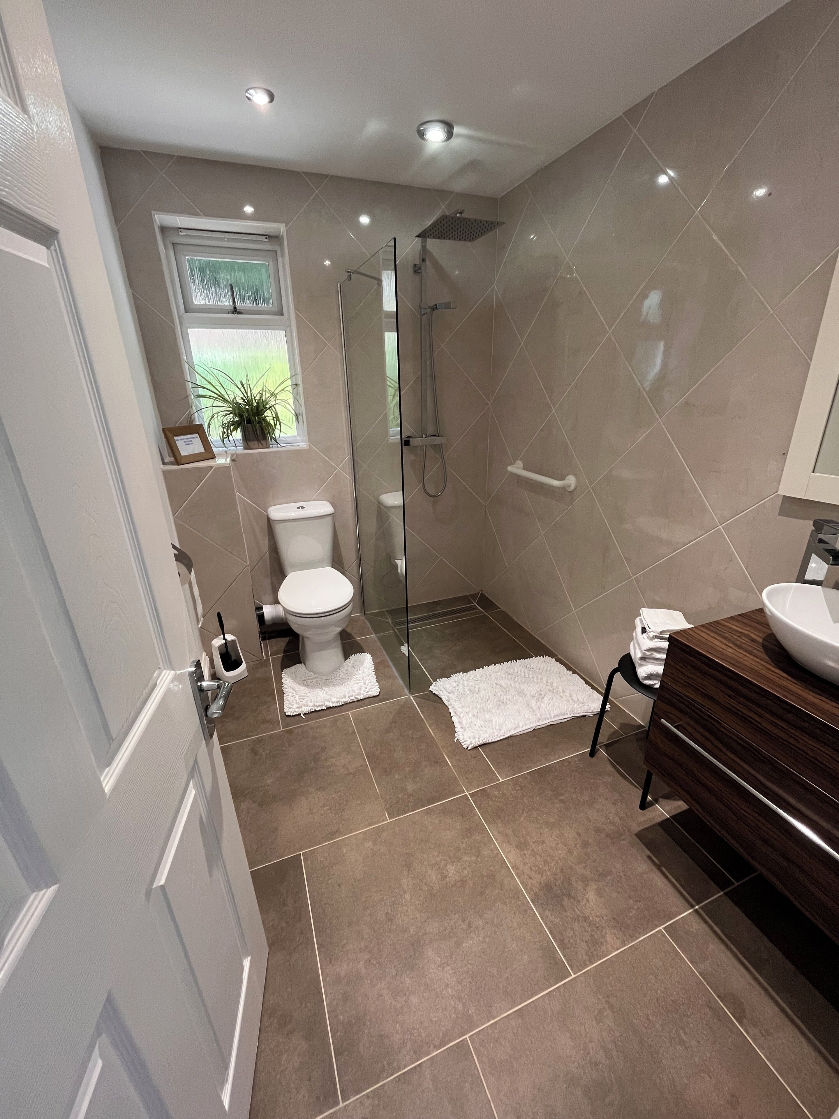 Douche, sèche-cheveux, serviettes fournies, savon