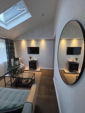 Smart TV, fireplace - Luxury Countryside Apartment with stunning views (Calverleigh)