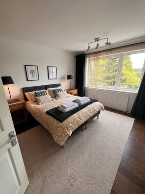 2 bedrooms, iron/ironing board, travel crib, WiFi - Luxury Countryside Apartment with stunning views (Calverleigh)