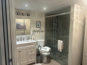 Regadera, secadora de cabello, toallas, papel de baño