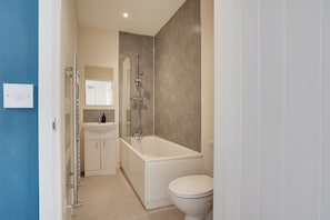 Habitación triple clásica | Baño | Artículos de higiene personal gratuitos, secador de pelo y toallas