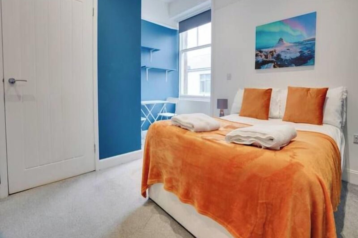 Tabla de planchar con plancha, wifi gratis y ropa de cama