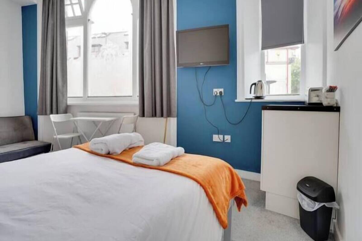 Tabla de planchar con plancha, wifi gratis, ropa de cama