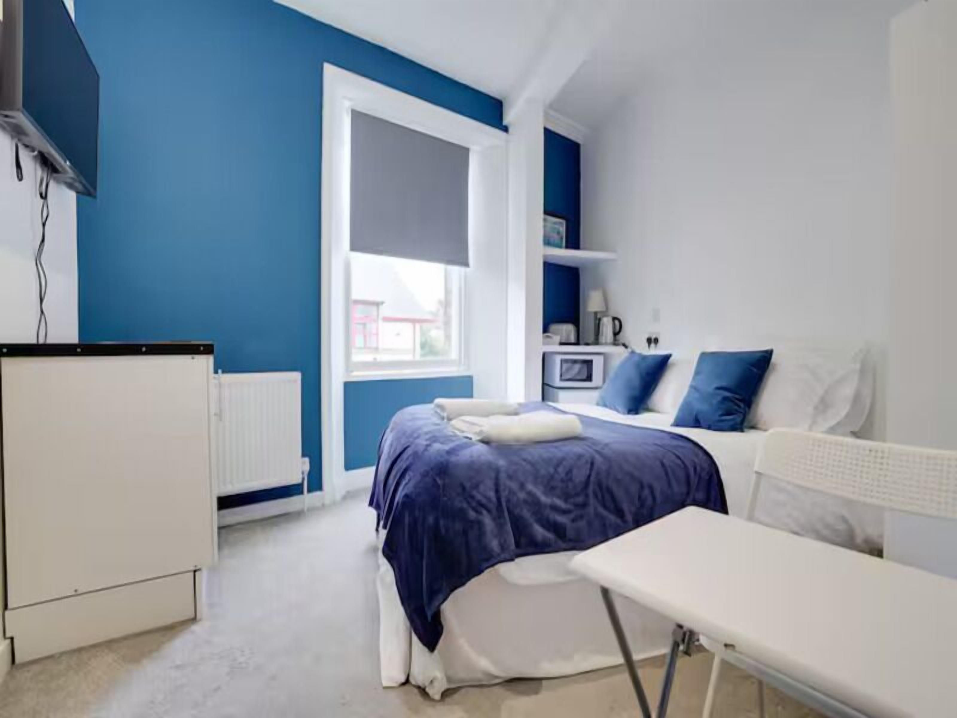 Tabla de planchar con plancha, wifi gratis y ropa de cama 