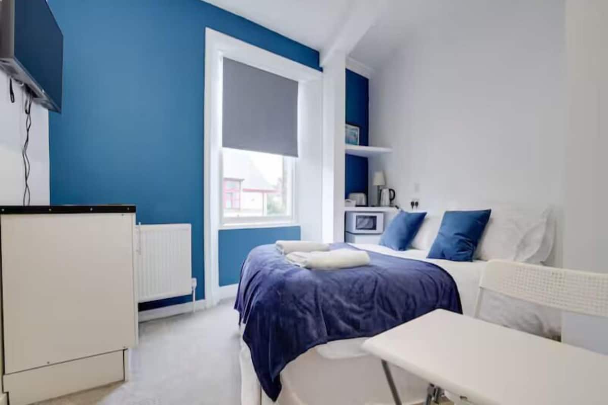 Tabla de planchar con plancha, wifi gratis, ropa de cama
