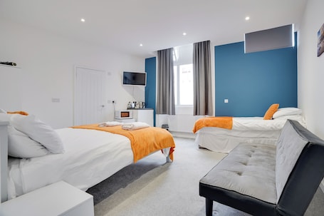 Family Quadruple Room | 1 bedroom, iron/ironing board, free WiFi, bed sheets