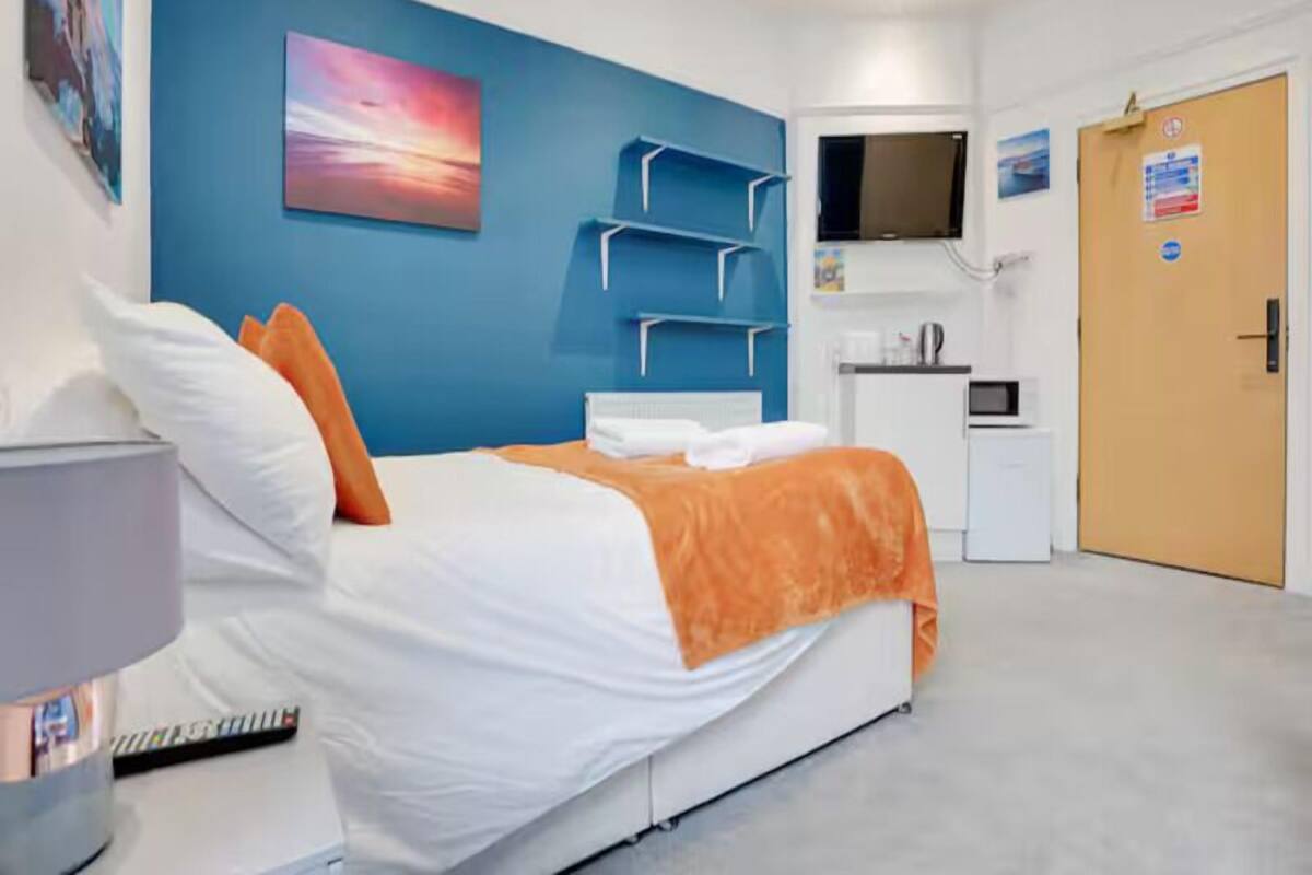 Tabla de planchar con plancha, wifi gratis, ropa de cama