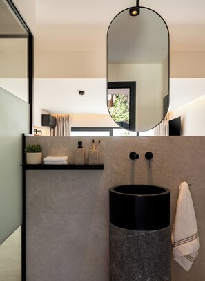 Dusj, toalettartikler (inkludert), hårføner og tøfler