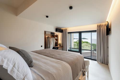 Suite with Jetted Tub