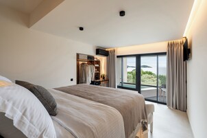 Suite with Jetted Tub | Caja fuerte, tabla de planchar con plancha, wifi gratis y ropa de cama