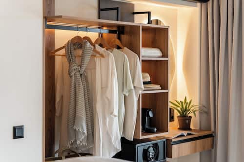 Suite with Jetted Tub | Armadio