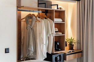 Suite with Jetted Tub | Armario