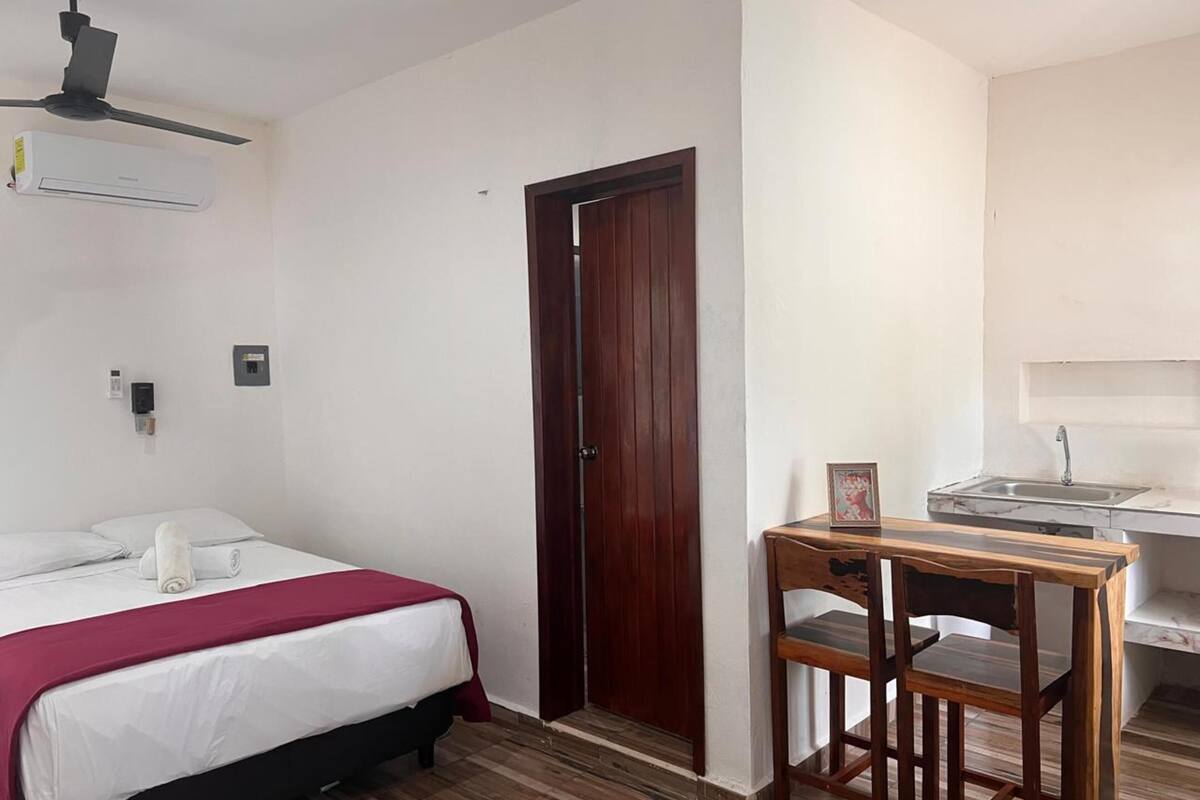 Habitación Confort, patio, vistas al jardín | Tabla de planchar con plancha y wifi gratis