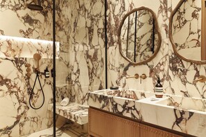 Appartamento Luxury, vista città | Bagno | Asciugacapelli, asciugamani, sapone, shampoo