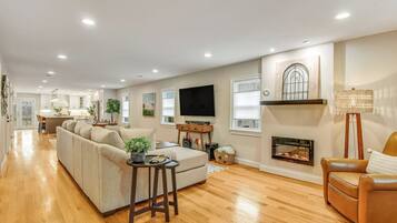 Älytelevisio, takka, videopelejä, musiikkikirjasto