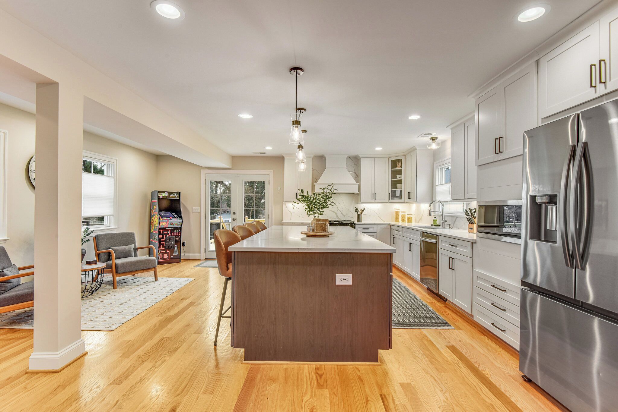 Jääkaappi, mikroaaltouuni, uuni, liesi