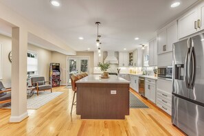 Fridge, microwave, oven, stovetop - South Street Stay - Downtown Leesburg (Leesburg)