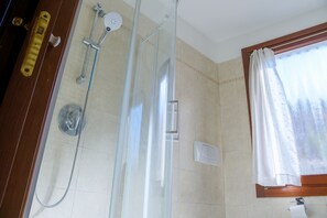 Dusche, Haartrockner, Bidet, Handtücher