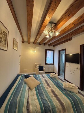 2 slaapkamers, een strijkplank/strijkijzer, wifi, beddengoed