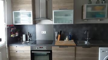 Een koelkast, een microgolfoven, een oven, een kookplaat