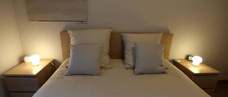 1 dormitorio, tabla de planchar con plancha, wifi y ropa de cama