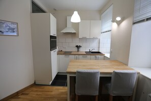Fridge, microwave, oven, stovetop - Nice apartment Downtown Brest (Brest)