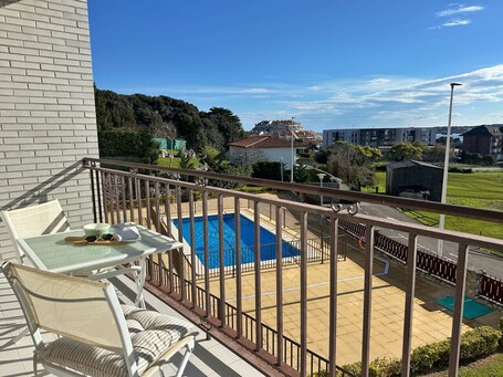 Outdoor dining. Disfruta de tus vacaciones en Cantabria en este cómodo apartamento con piscina a unos pasos de la playa del Sable en Isla.
