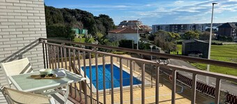 Disfruta de tus vacaciones en Cantabria en este cómodo apartamento con piscina a unos pasos de la playa del Sable en Isla.