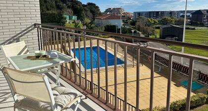 Disfruta de tus vacaciones en Cantabria en este cómodo apartamento con piscina a unos pasos de la playa del Sable en Isla.