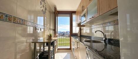 Køleskab, mikrobølgeovn, ovn, kaffe-/temaskine