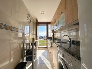 Refrigerador, microondas, horno y cafetera y tetera 