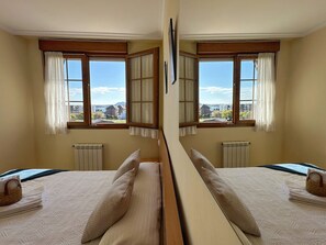 2 soverom, strykejern/-brett og sengetøy