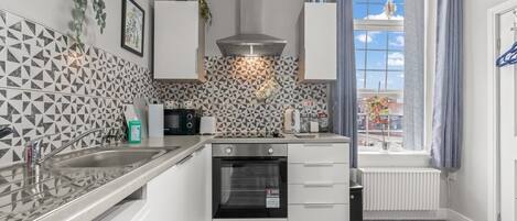 Frigorífico, microondas, horno y placa de cocina