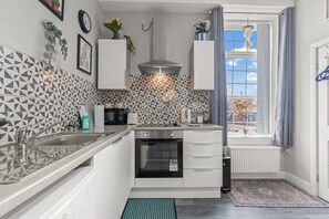 Een koelkast, een microgolfoven, een oven, een kookplaat