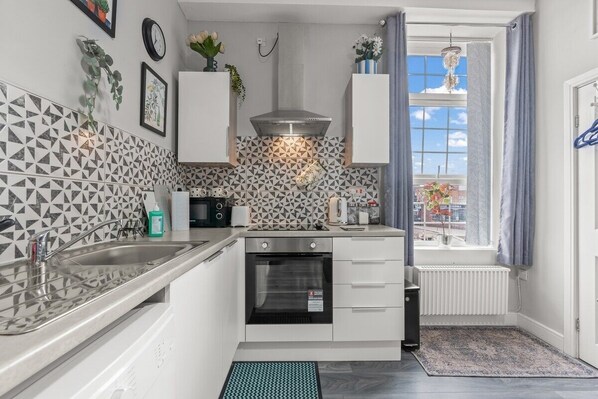 Fridge, microwave, oven, stovetop