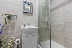 Een douche, een haardroger, handdoeken