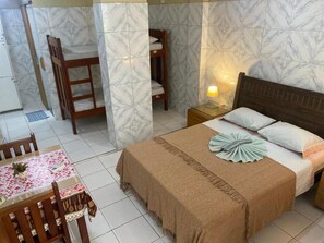Quarto quádruplo standard, banheiro privativo * | Free WiFi, bed sheets - A Casa dos Mestres (Salvador)