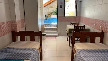 Kamar Twin Standar, 2 Tempat Tidur Twin, kamar mandi pribadi | Wi-Fi gratis dan seprai linen